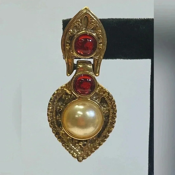CLASSIC 80's DOOR KNOCKER PIERCED EARRINGS WITH RED AND "PEARL" ACCENTS - Picture 5 of 7